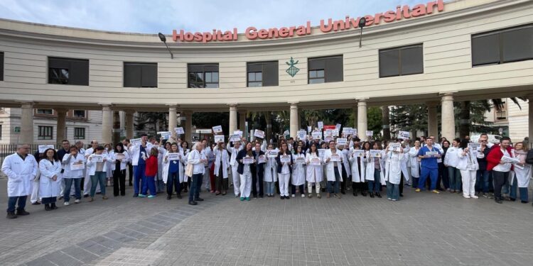 Los médicos mantienen el pulso al Sistema Nacional de Salud: "Estamos maltratados y agotados" 1 Los médicos mantienen el pulso al Sistema Nacional de Salud: "Estamos maltratados y agotados"