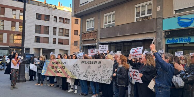 Los abogados, ingenieros, arquitectos y procuradores unidos por una pensión digna: Movimiento #J2