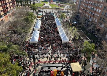 Torrent se rinde al encanto de Oriente con un "lleno total" en la Plaza Unió Musical