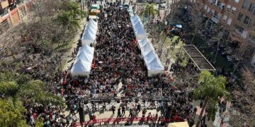 Torrent se rinde al encanto de Oriente con un "lleno total" en la Plaza Unió Musical