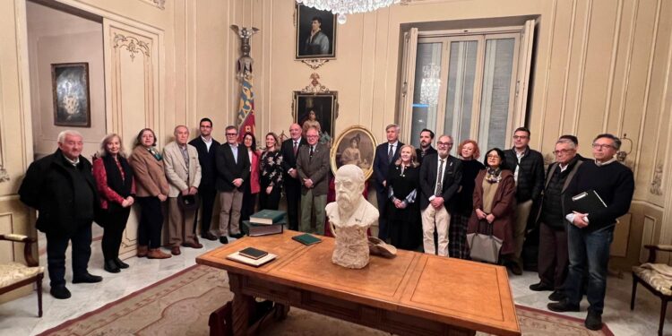 Lo Rat Penat rep una valiosa donació de bens històrics de Teodor Llorente Olivares, fundador de Lo Rat Penat i de Las Provincias 1 Lo Rat Penat rep una valiosa donació de bens històrics de Teodor Llorente Olivares, fundador de Lo Rat Penat i de Las Provincias