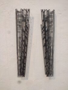 Cuadro de abstracci&oacute;n geom&eacute;trica de Jos&eacute; Antonio Picazo inspirado en arquitectura industrial.