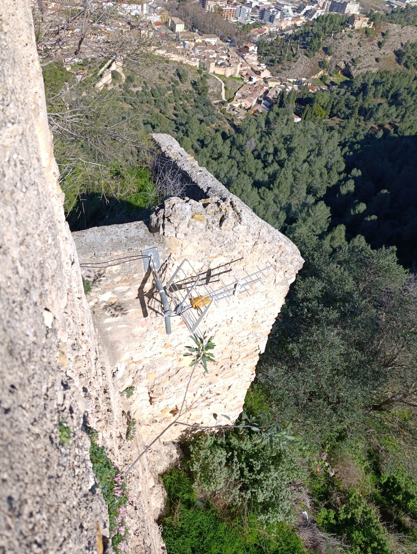 El Castell de Xàtiva: Una joya de la corona convertida en vergüenza institucional 3 antenas ilegales castell xativa 2