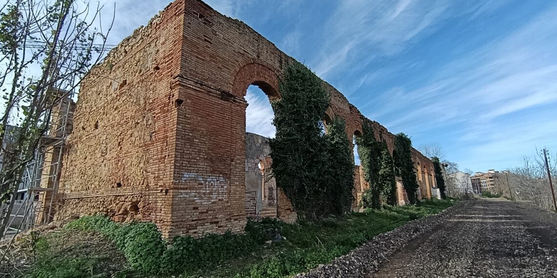 Fachada principal Antigua Estación Xàtiva-Alcoi en ruina avanzada 2026