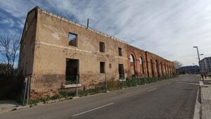 Fachada principal Antigua Estaci&oacute;n X&agrave;tiva-Alcoi en ruina avanzada 2026