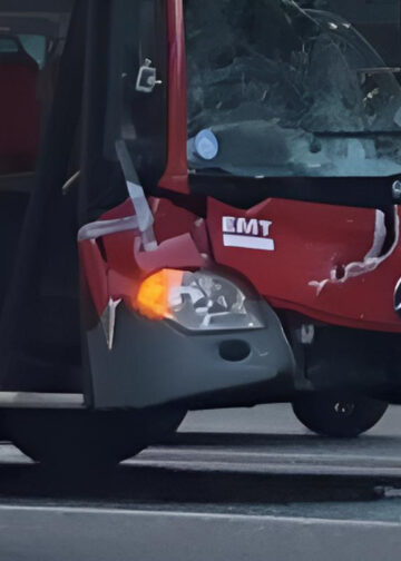 Tres personas resultan heridas tras un choque entre un coche y un autobús de la EMT en Valencia