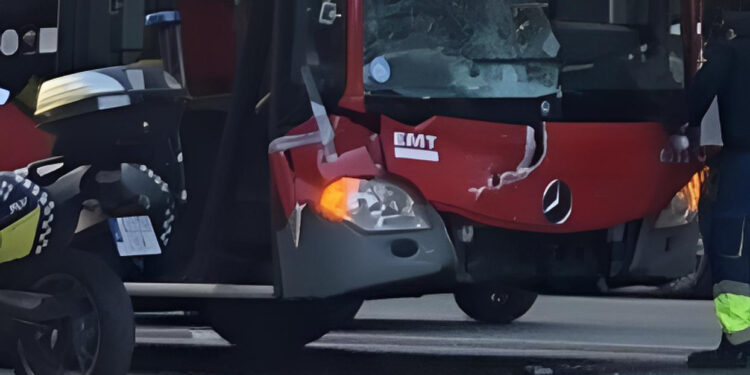 Tres personas resultan heridas tras un choque entre un coche y un autobús de la EMT en Valencia