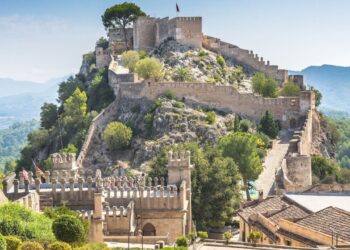 Xàtiva activa el cierre de espacios públicos y monumentos ante la alerta naranja por fuertes vientos