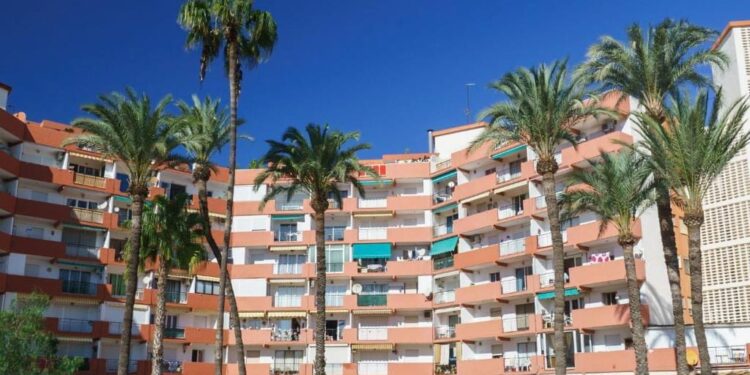 Héroes y tragedia en el Arenal: Un incendio en Xàbia se cobra dos vidas y deja una comunidad conmocionada