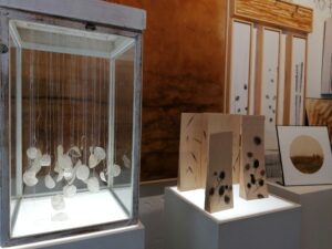 Instalaci&oacute;n art&iacute;stica de Elena Mart&iacute; utilizando ra&iacute;ces naturales y papel artesanal.