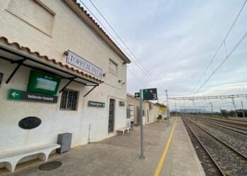 Un fallo en la catenaria paraliza durante horas los trenes entre Valencia y Cataluña