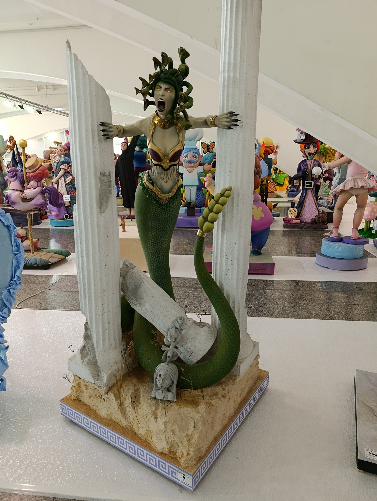 Exposició del Ninot 2026: una cifra que impone 4 Vista general de la Exposició del Ninot 2026 en el Salón de las Arquerías del Museo Príncipe Felipe con ninots de Sección Especial.