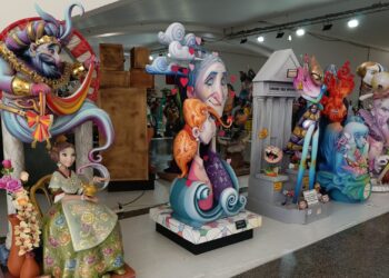 Vista general de la Exposició del Ninot 2026 en el Salón de las Arquerías del Museo Príncipe Felipe con ninots de Sección Especial.