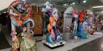 Vista general de la Exposició del Ninot 2026 en el Salón de las Arquerías del Museo Príncipe Felipe con ninots de Sección Especial.