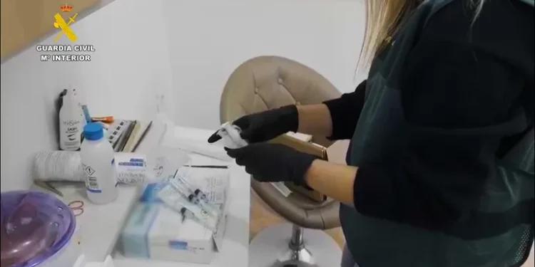 Más de 180 retoques estéticos sin control sanitario: investigada en Valencia una mujer que se hacía pasar por médica
