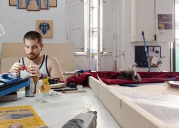 El artista Jorge Fortea trabajando con herramientas de ebanistería en su taller de Russafa.