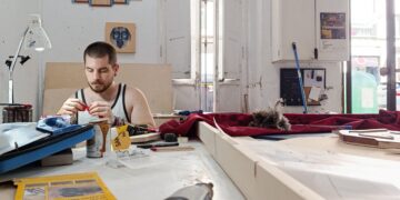 El artista Jorge Fortea trabajando con herramientas de ebanistería en su taller de Russafa.