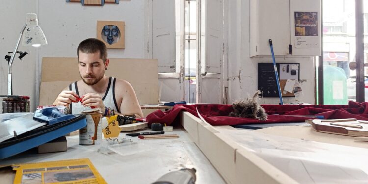 El artista Jorge Fortea trabajando con herramientas de ebanistería en su taller de Russafa.