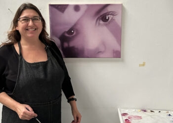 La artista Josie McCoy trabajando en un retrato al óleo de gran formato en su estudio de Russafa.