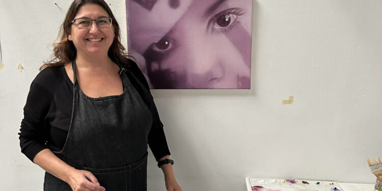 La artista Josie McCoy trabajando en un retrato al óleo de gran formato en su estudio de Russafa.