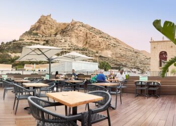 Alicante da luz verde al “verano eterno” de las terrazas: seis meses con horario ampliado
