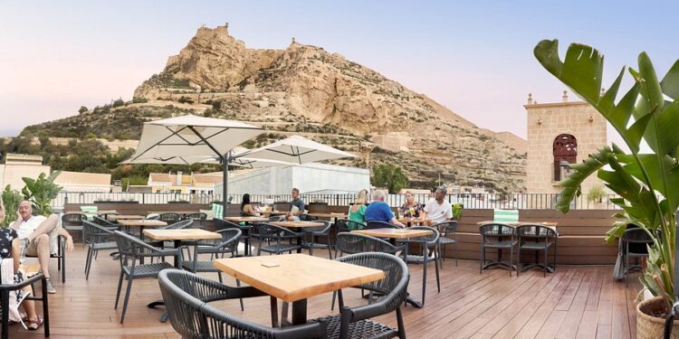 Alicante da luz verde al “verano eterno” de las terrazas: seis meses con horario ampliado