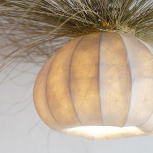 L&aacute;mpara artesanal de papel de seda y fibras naturales de Luc&iacute;a Lorente.