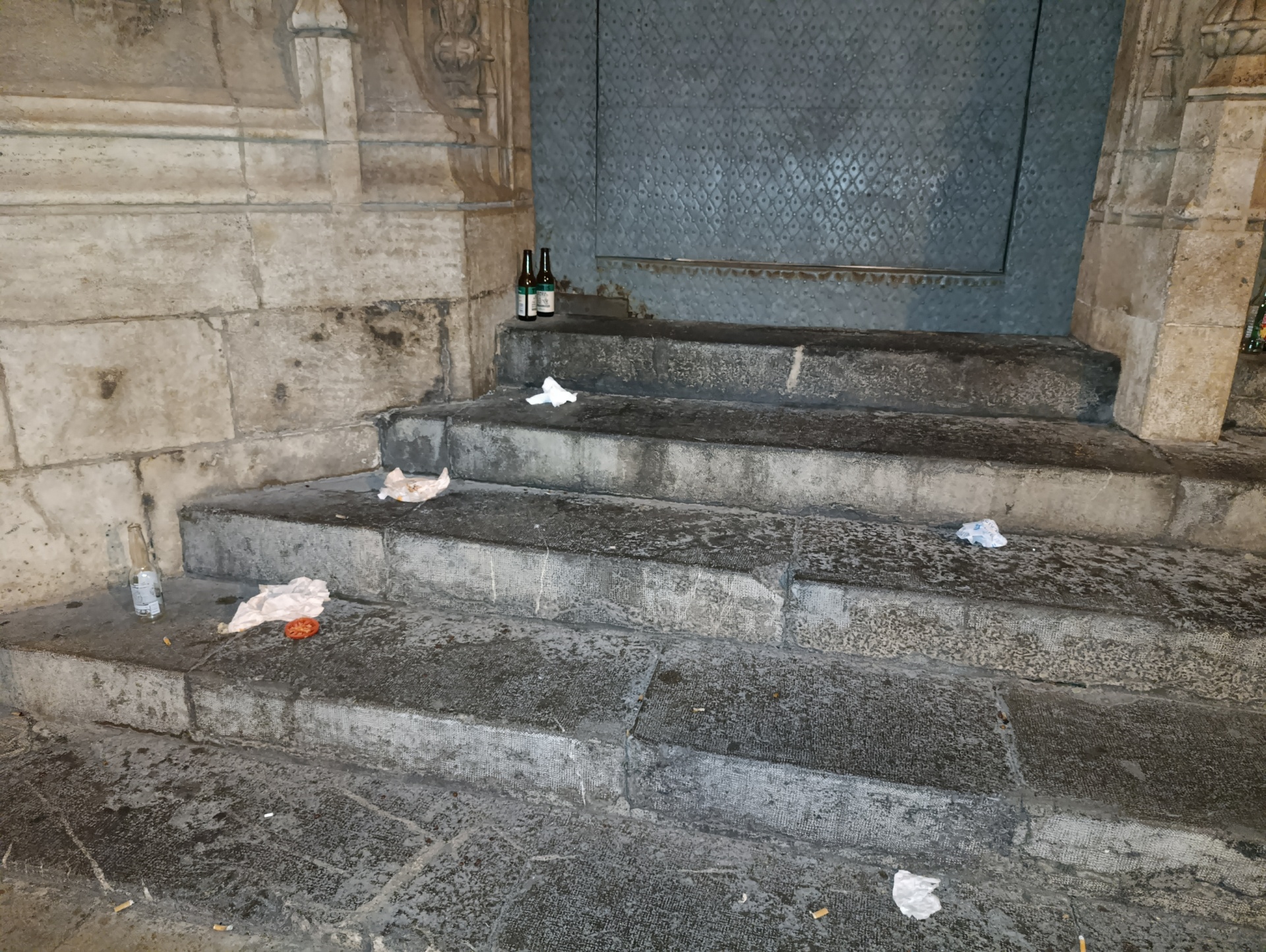 La Lonja de la Seda: de Patrimonio de la Humanidad a botellódromo ante la pasividad de Catalá 2 La Lonja de la Seda: de Patrimonio de la Humanidad a botellódromo ante la pasividad de Catalá