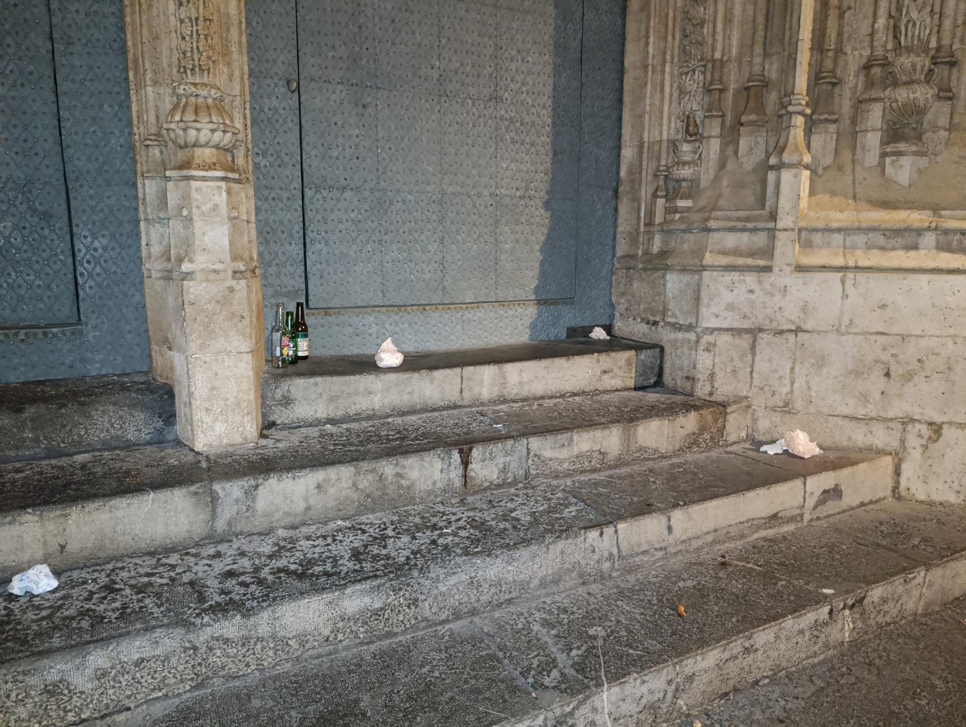 La Lonja de la Seda: de Patrimonio de la Humanidad a botellódromo ante la pasividad de Catalá 3 lonja seda patrimonio humanidad botellodromo catala 3