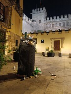 La Lonja de la Seda: de Patrimonio de la Humanidad a botellódromo ante la pasividad de Catalá 4 La Lonja de la Seda: de Patrimonio de la Humanidad a botellódromo ante la pasividad de Catalá