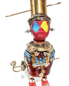 Detalle de joyas estilo Steampunk con engranajes antiguos dise&ntilde;adas por Luis Rama