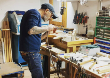 Luis Rama mostrando una escultura de Mar Reciclado creada con plásticos recuperados