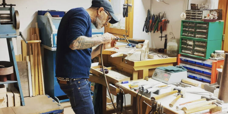 Luis Rama mostrando una escultura de Mar Reciclado creada con plásticos recuperados