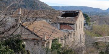 Cubierta colapsada del Molino Sarrampedra y estructura en riesgo de derrumbe