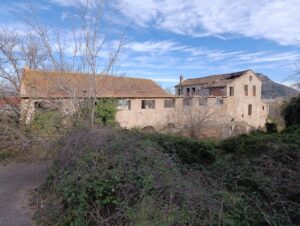 Fachada principal del Molino Sarrampedra en ruina en X&agrave;tiva