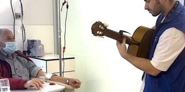 Músicos por la Salud acompaña a miles de pacientes oncológicos durante la quimioterpaia reduciendo la ansiedad y el estrés que genera el tratamiento