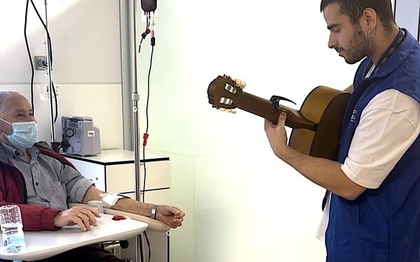 Músicos por la Salud acompaña a miles de pacientes oncológicos durante la quimioterpaia reduciendo la ansiedad y el estrés que genera el tratamiento