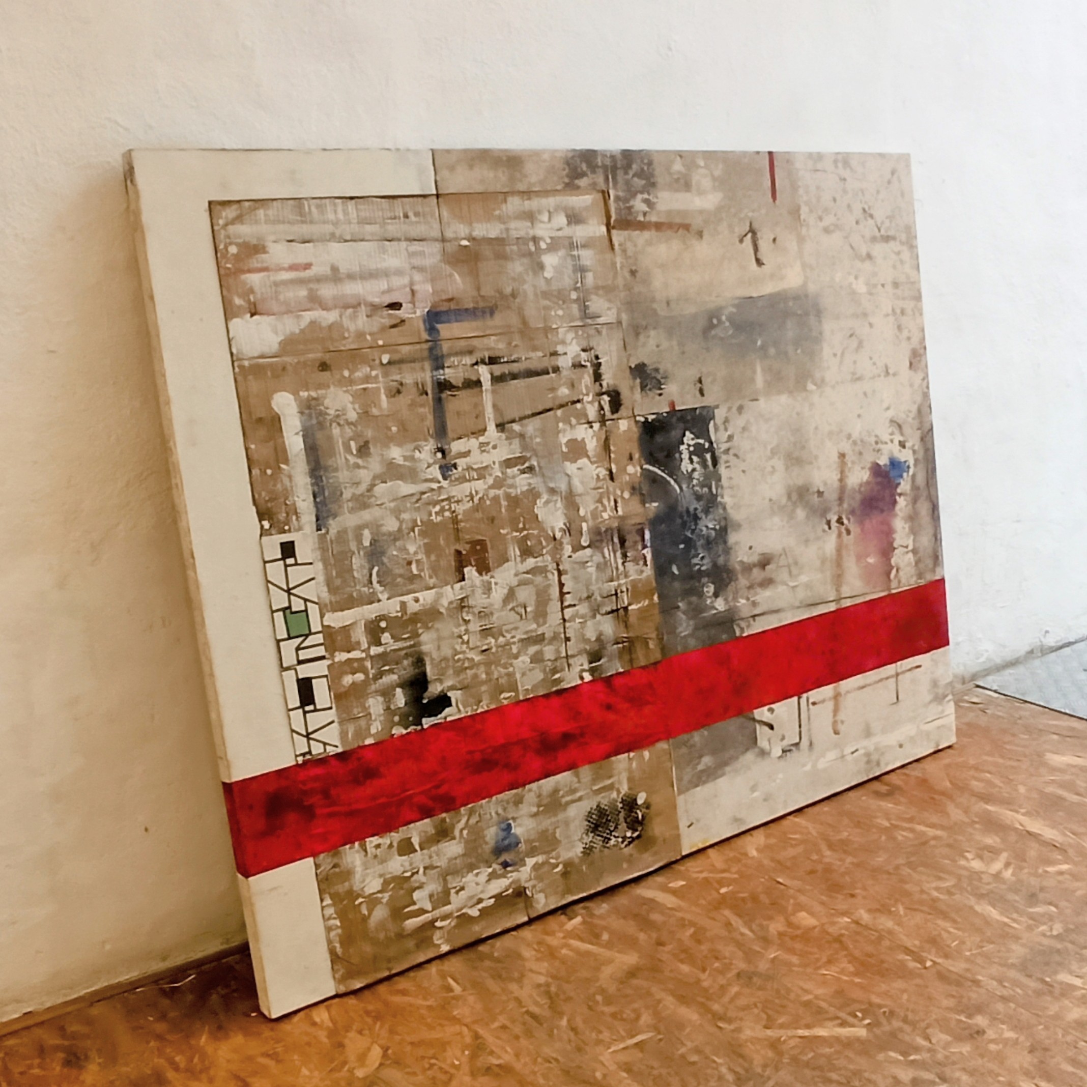 Fronteras, silencio y compromiso: El diálogo inabarcable de Ximo Micó en el corazón de Russafa 3 Artistas de Russafa con un Detalle de obra abstracta de Ximo Micó con mezcla de madera, metal y tela