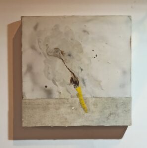 Fronteras, silencio y compromiso: El diálogo inabarcable de Ximo Micó en el corazón de Russafa 5 Artistas de Russafa con un Detalle de obra abstracta de Ximo Micó con mezcla de madera, metal y tela