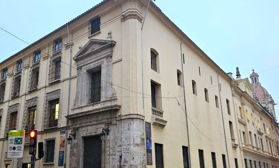 Cola de personas esperando frente a la oficina del padrón de València antes de su apertura a las 8:30 horas
