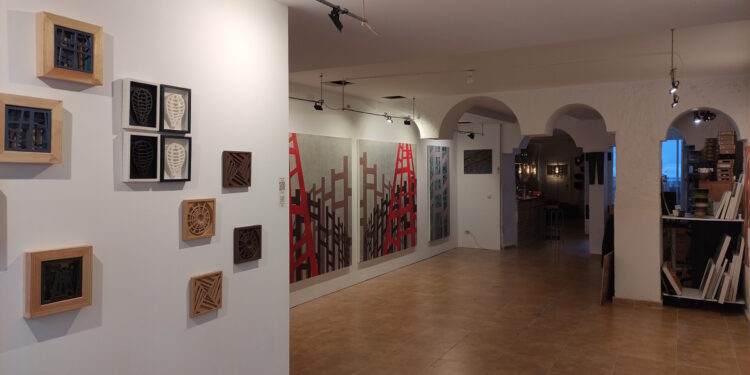 José Antonio Picazo trabajando en su taller de pintura geométrica en Russafa