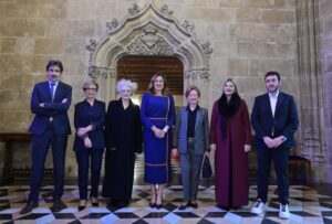 IV Premios al Mérito Cultural de la Ciudad de Valencia 2 IV Premios al Mérito Cultural Ciudad de València, celebrado en el salón columnario de la Lonja de la Seda, con la alcaldesa María José Catalá y las cuatro personalidades galardonadas posando tras la ceremonia ante representantes del ámbito cultural y social de la ciudad.