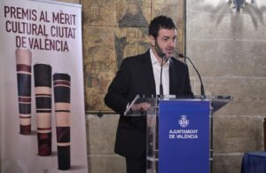 IV Premios al Mérito Cultural de la Ciudad de Valencia 3 IV Premios al Mérito Cultural Ciudad de València, celebrado en el salón columnario de la Lonja de la Seda, con la alcaldesa María José Catalá y las cuatro personalidades galardonadas posando tras la ceremonia ante representantes del ámbito cultural y social de la ciudad.