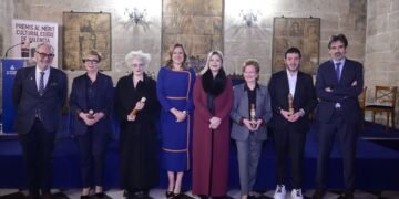La alcaldesa de Valencia junto a Magüi Mira, Ricard Camarena, Isabel Sanchis y Ángeles López Artiga tras recibir los IV Premios al Mérito Cultural en la Lonja de la Seda