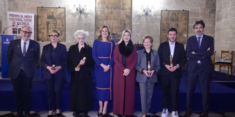 IV Premios al Mérito Cultural de la Ciudad de Valencia 1 La alcaldesa de Valencia junto a Magüi Mira, Ricard Camarena, Isabel Sanchis y Ángeles López Artiga tras recibir los IV Premios al Mérito Cultural en la Lonja de la Seda