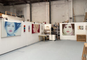 La artista Josie McCoy trabajando en un retrato al &oacute;leo de gran formato en su estudio de Russafa.