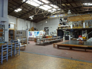 La artista Josie McCoy trabajando en un retrato al &oacute;leo de gran formato en su estudio de Russafa.