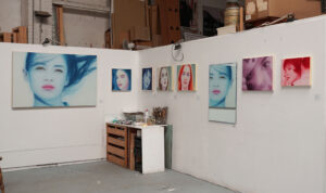 La artista Josie McCoy trabajando en un retrato al &oacute;leo de gran formato en su estudio de Russafa.