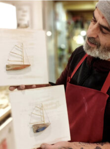 Luis Rama mostrando una escultura de Mar Reciclado creada con pl&aacute;sticos recuperados