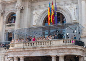 Los expertos advierten del riesgo por sobrecarga de un balcón municipal sin reforzar en las mascletaes